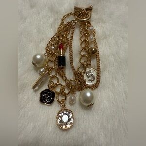 Black Camellia Charm#5 in Gold-tone Elegant Bracelet Fashion Jewelry